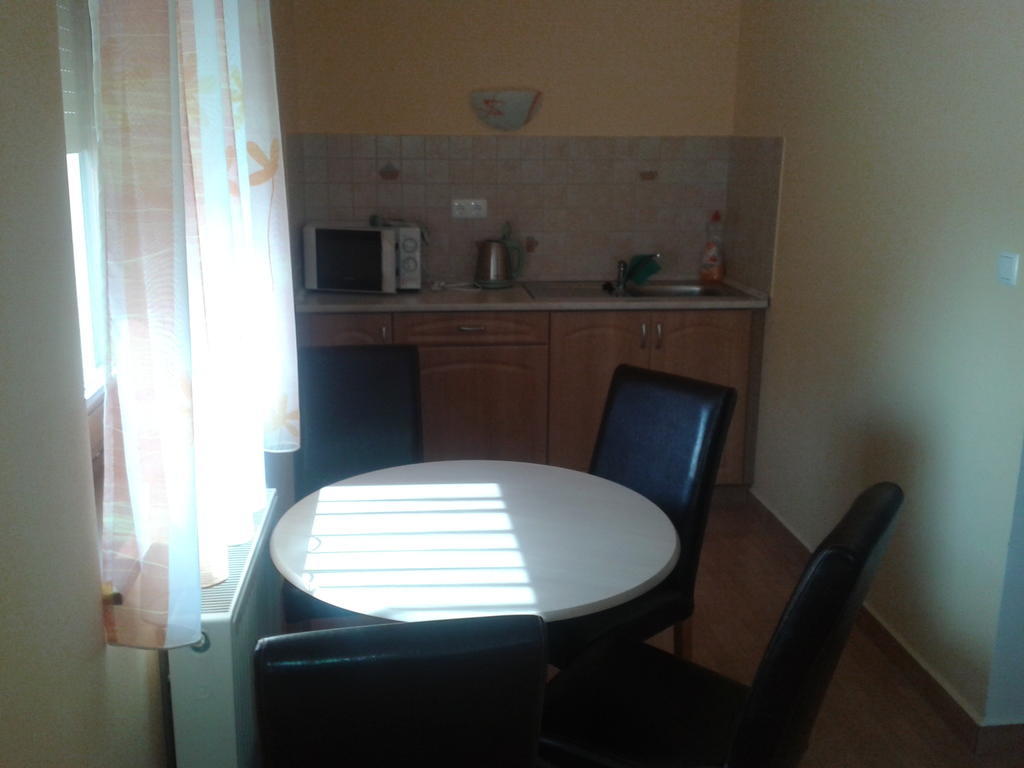 Hatarmenti Vendeghaz Zsira Rum bild